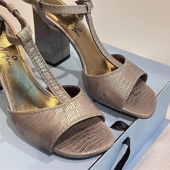 Lanvin Womens Aged Silver Platform Heels 8.5B Chunky T Strap Goatskin Metal - Picture 4 of 12